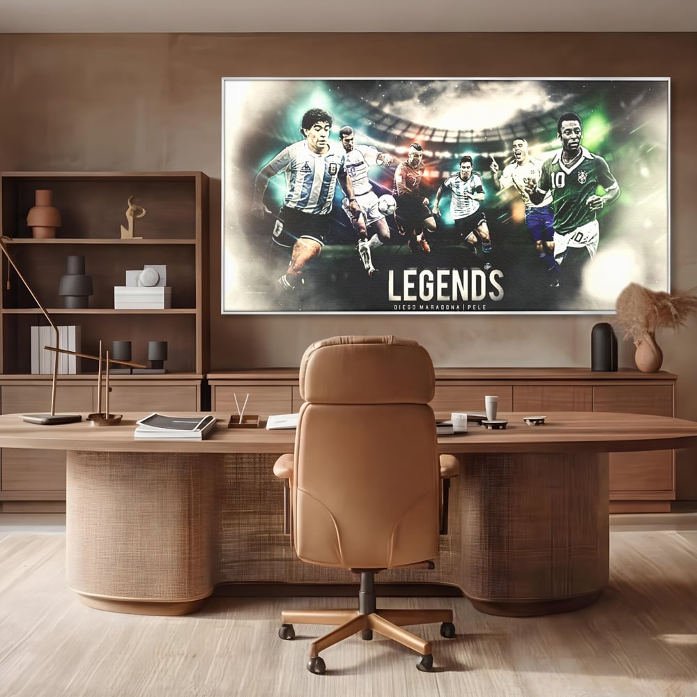 Tablou canvas cu tablou canvas cu legendele fotbalului, in rama de aluminiu argintiu, pe perete intr-un birou